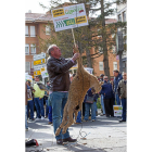 Protesta de ganaderos en Ávila pidiendo soluciones ante los ataques del lobo.-ICAL