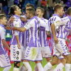 Los jugadores del Valladolid celebran el segundo gol frente al Atlético.-J. M. LOSTAU