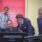 Juan Carlos Suárez-Quiñones junto a José Luis Ventosa en la sala de operaciones del 112 en Castilla y León.-Ical