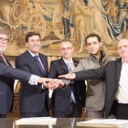 Santiago Aparicio, Carlos Fernández Carriedo, Ricardo Rivero,  Vicente Andrés y Faustino Temprano sellan el acuerdo.-ICAL