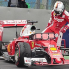 Sebastian Vettel se baja de su Ferrari tras estallar una de sus ruedas.-GEORG HOCHMUTH