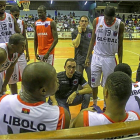 Hugo López, durante un tiempo muerto con su equipo el Libolo de Angola esta temporada.-EL MUNDO