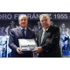 Florentino Pérez entrega una placa a Pedro Ferrándiz como socio de honor del Madrid.-REAL MADRID