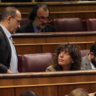 El portavoz del PdeCat, Carles Campuzano, conversa con los diputados de ERC, Teresa Jordá y Gabriel Rufián, durante la sesión de control al Gobierno celebrada hoy en el Congreso.-BALLESTEROS (EFE)