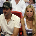 Enrique Iglesias y Anna Kournikova, en un partido de la NBA, en Miami, en junio del 2006.-LUCY NICHOLSON (REUTERS)