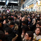 Aglomeración de pasajeros en la estación de Saint-Lazare, en París, durante la huelga de transportes, este lunes.-BERTRAND GUAY (AFP)