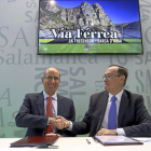 Javier Iglesias y Alfredo Cabello de Adif, en el momento de la firma del convenio.-ICAL