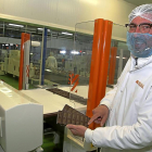 Carlos Monzón, director general de Trapa, muestra una de las tabletas de chocolate.-MANUEL BRÁGIMO