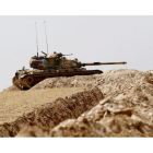 Un tanque turco junto a la frontera con Siria.-SEDAT SUNA / EFE