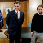 El presidente del Gobierno en funciones, Pedro Sánchez, y el líder de Podemos, Pablo Iglesias, en una reunión en el Palacio de la Moncloa.-EFE