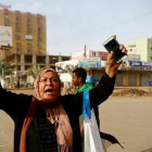 Una mujer sudanesa durante una de las protestas en Sudán en junio.-ASHRAF SHAZLY (AFP)