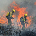 Dos brigadistas trabajan en las labores de extinción de un incendio, en una imagen de archivo.-ICAL