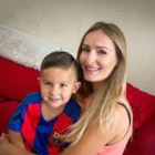 Jaxon Lal y su madre Joanne Radcliffe.-EL PERIÓDICO