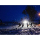 Un grupo de refugiados caminan de noche entre la nieve cerca de la localidad serbia de Miratovac.-AFP / DIMITAR DILKOFF