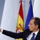 El ministro de Ciencia Innovación y Universidades, Pedro Duque, durante una rueda de prensa posterior al Consejo de Ministros.-EMILIO NARANJO (EFE)