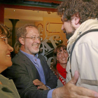 Manuel Saravia (izda.) felicita al candidato José Sarrión en presencia de María Sánchez.-Ical