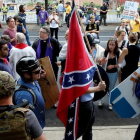 Supremacistas blancos con la bandera confederada en las protestas de Charlottesville en 2017-AGENCIAS