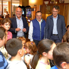 Los presidentes de la Diputación de Valladolid, Jesús Julio Carnero, y de León, Juan Martínez Majo, ayer, junto a los escolares de Valencia de DonJuan.-ICAL