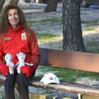 Elena Espeso posa con el chándal de España en los Juegos de Londres 2012 y las mascotas del evento olímpico. - BENITO ORDOÑEZ