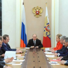 Putin durante un encuentro con sus ministros en el Kremlin.-Foto: AFP / MIKHAIL KLIMENTYEV