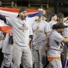 Carlos Correa (c-i) de los Astros de Houston celebra el triunfo de su equipo.-MIKE NELSON (EFE)