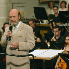 Claudio Prieto se dirige a los asistentes al concierto en la catedral de Palencia el 25/06/2005, en el estreno mundial de "Cantata Manriqueña"-Ical