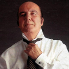 Chiquito se puso la corbata para una sesión con el DOMINICAL de EL PERIÓDICO, 1996.-