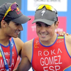 Javier Gómez Noya (derecha) y Mario Mola, en el podio de la prueba de Londres del año pasado.-EFE / GERRY PENNY