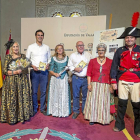 Guzmán Gómez y el alcalde de Pozaldez, Eduardo Ibáñez junto a cuatro actores de la recreación.-E.M