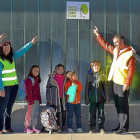 Alumnos y padres del programa ‘Al cole andando’.-E. M.