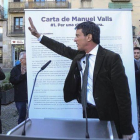 Manuel Valls, ayer martes, en el Raval.-DANNY CAMINAL