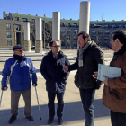 Puente, segundo derecha, con Luis Vélez, tercero, y representantes vecinales e la plaza de Las Nieves-El Mundo