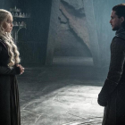 Los actores Emilia Clarke (como Daenerys Targaryen) y Kit Harington (Jon Snow), en la serie de la cadena HBO Juego de tronos.-HELEN SLOAN