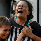 Familiares de uno de los detenidos fallecidos en el incendio de la comisaría de Carabobo-REUTERS