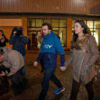 Fernando Alonso y Lara Álvarez en el aeropuerto de Avilés.-Foto: MARA VILLAMUZA / LA NUEVA ESPAÑA