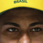 Neymar fija la mirada en los periodistas durante la rueda de prensa de este martes, en Teresópolis.-EFE / ANTONIO LACERDA