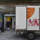 Un camión del banco de alimentos de Essen con una pintada de protesta.-AP / MARTIN MEISSNER