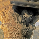 Detalle de un capitel de la Iglesia de Peñalba de Santiago, en el Bierzo.