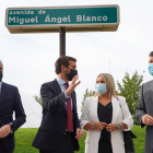 Conrado Íscar, Pablo Casado, Marimar Blanco y Alfonso Fernández Mañueco bajo la placa con el nombre de la calle de Miguel Ángel Blanco. ICAL
