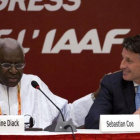 Lamine Diack, expresidente de la IAAF, con el actual, Sebastian Coe (derecha).-AP / ANDY WONG