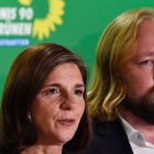 Katrin Goring-Eckart (izquierda) junto al también dirigente de Los Verdes alemanes Anton Hofreiter.-AFP / JOHN MACDOUGALL