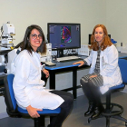 Las investigadoras Marta Lombó y Paz Herráez en las instalaciones de la Universidad de León.-EL MUNDO