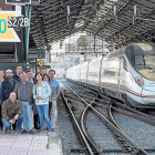 Integrantes de la Asociación de Usuarios del AVE de Valladolid posan en la estación de Campo Grande junto a uno de los trenes.-PABLO REQUEJO (PHOTOGENIC)