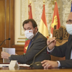 Óscar Puente y Luis Vélez en el Ayuntamiento durante la presentación del plan de obras. / ICAL