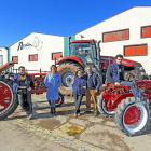 De izquierda a derecha: Isidro, Sara, Balbina, Nicolás y Nico, en las instalaciones de la cooperativa en Montorio (Burgos).-ISRAEL.L.MURILLO