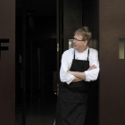 El propietario alemán del restaurante RiFF, Bernd Knöller, posa en la entrada del establecimiento donde ocurrieron los hechos en Valencia.-EL MUNDO