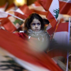 Una niña, en la manifestación de este domingo en Beirut.-EPA / WAEL HAMZEH