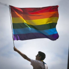 Un hombre sostiene la bandera gay del arcoiris en una marcha en San Francisco, Estados Unidos.-Foto: REUTERS / ELIJAH NOUVELAGE