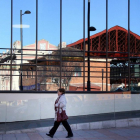 La vieja estación de RENFE se refleja en los ventanales de la moderna terminal de León.-ICAL