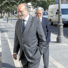 Javier León de la Riva y Manuel Sánchez a su llegada a la Audiencia Provincial.-J.M. LOSTAU